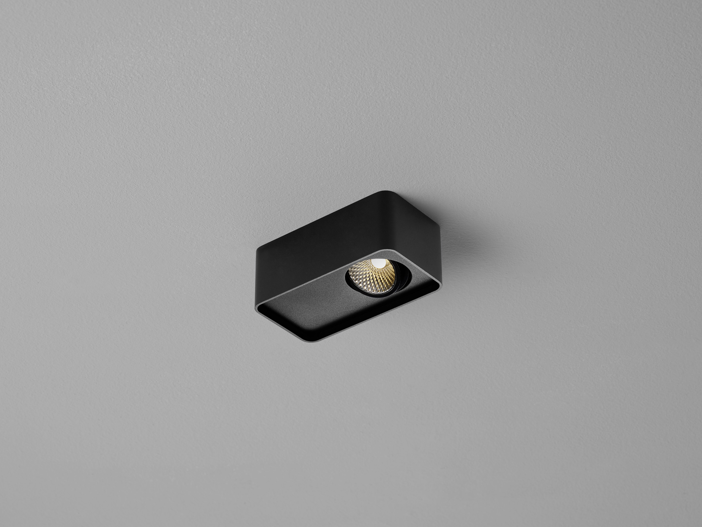 Helestra CAS  lampada soffitto alluminio nero opaco